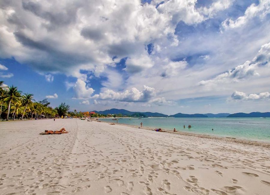 Entspanntes Strandleben am Pantai Cenang auf der der schцnen Insel (Pulau) Langkawi.