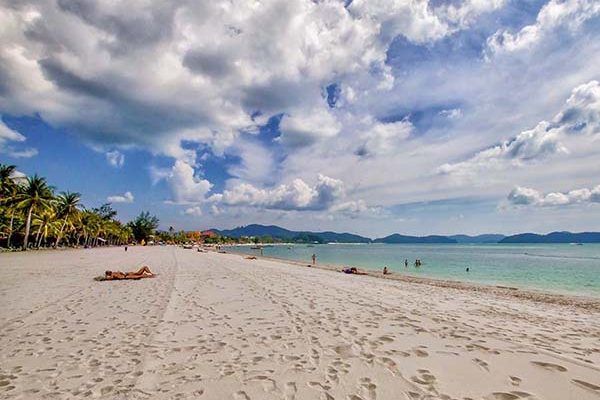 Entspanntes Strandleben am Pantai Cenang auf der der schцnen Insel (Pulau) Langkawi.