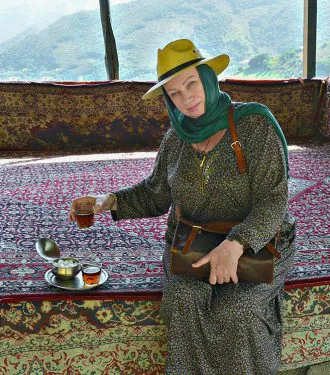Турист пьет чай
